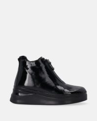 LAKIEROWANE BOTKI W SPORTOWYM STYLU B022PABLOBB043. Botki Venezia, bez wzorów, z lakierowanej skóry, sportowe, bez obcasa, bez zapięcia. Za 399.00 zł.