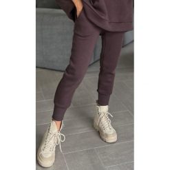 Spodnie Joggery Choco. Spodnie materiałowe ClothStore, bez wzorów, z bawełny, klasyczne, z standardowym stanem. Za 139.00 zł.