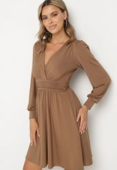 Brązowa Rozkloszowana Sukienka z Wiskozą Selithiel. Brązowe sukienki Born2be, na co dzień, l, bez wzorów, z wiskozy, eleganckie, bez kołnierzyka, bez ramiączek, mini, kopertowe. W wyprzedaży za 118.99 zł.