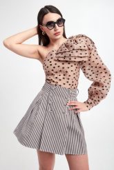 Bluzka damska na ramię CUSTOMMADE. Bluzki Custommade, xs, bez wzorów, bez kołnierzyka, bez ramiączek. W wyprzedaży za 577.17 zł.