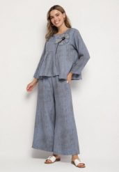 Niebieski Komplet Bluzka z Rozkloszowanym Dołem i Aplikacją Kwiatka i Luźne Spodnie Ravirisa. Niebieskie bluzki Born2be, s, z aplikacjami, z materiału, eleganckie, bez kołnierzyka, bez ramiączek. Za 209.99 zł.