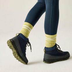 Buty trekkingowe z nadrukiem dla kobiet Regatta Orla Kiely. Niebieskie buty trekkingowe Regatta, bez wzorów, bez zapięcia, trekkingowe. W wyprzedaży za 585.00 zł.