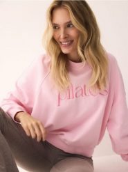 Bawełniana bluza z napisem - pastelowy róż. Czerwone bluzy bez kaptura Reserved, l, bez wzorów, z bawełny, bez kaptura. Za 99.99 zł.