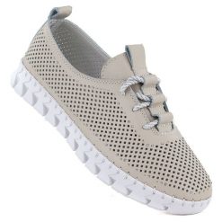 Skórzane półbuty damskie slip on ażurowe komfortowe beżowe Evento 8654. Brązowe półbuty wsuwane eVento, w ażurowe wzory, ze skóry, bez obcasa. Za 129.99 zł.