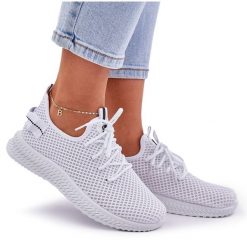 Siateczkowe Wsuwane Buty Sportowe Damskie Białe. Białe buty treningowe bez wzorów, z gumy, bez zapięcia. Za 91.24 zł.