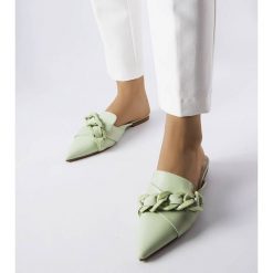 Zielone eleganckie klapki z łańcuchem Patenaude. Zielone klapki bez wzorów, ze skóry, casualowe, ze szpiczastym noskiem, bez obcasa, na płaskiej podeszwie, bez zapięcia. Za 81.83 zł.
