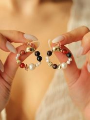 Pierres delicates Pozłacane kolczyki-wkrętki z perłami i agatami rozmiar: onesize. Białe kolczyki Pierres delicates, z agatem, pozłacane. Za 52.99 zł.