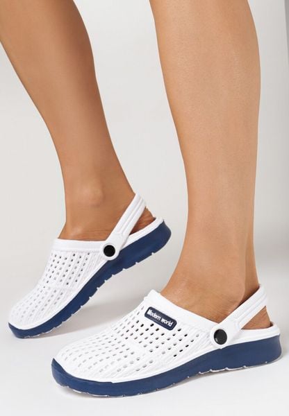 Biało-Granatowe Klapki Iphiope. Białe klapki Born2be, bez wzorów, z jeansu, klasyczne, bez obcasa, bez zapięcia. Za 29.99 zł.