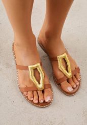 Jasonobrązowe Klapki VICES z Dwoma Paskami i Aplikacją o Nieregularnym Kształcie Taliria. Brązowe klapki Born2be, z aplikacjami, prążkowane, klasyczne, bez obcasa, na płaskiej podeszwie, bez zapięcia. Za 79.99 zł.