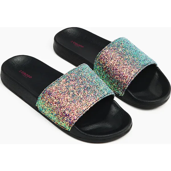 Klapki z brokatowym zdobieniem - Czarny. Czarne klapki Cropp, z aplikacjami, bez obcasa, bez zapięcia. Za 49.99 zł.