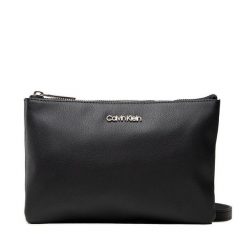 Torebka Calvin Klein. Czarne listonoszki Calvin Klein, bez wzorów, bez dodatków. Za 249.99 zł.