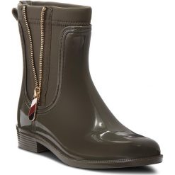 Kalosze TOMMY HILFIGER - Material Mix Rain Bo FW0FW03562 Military 302. Zielone kalosze Tommy Hilfiger, bez wzorów, z materiału, bez zapięcia. W wyprzedaży za 279.00 zł.