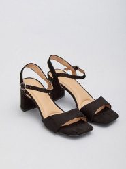 Bellucci Sandały w kolorze czarnym na obcasie rozmiar: 41. Czarne sandały Bellucci, bez wzorów, z otwartym noskiem, bez obcasa, na koturnie, bez zapięcia. Za 86.99 zł.