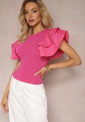 Fuksjowa Bluzka z Falbankami i Prążkowanej Dzianiny Faetasia. Czerwone bluzki Renee, bez wzorów, z dzianiny, eleganckie, bez kołnierzyka, bez ramiączek. W wyprzedaży za 39.99 zł.