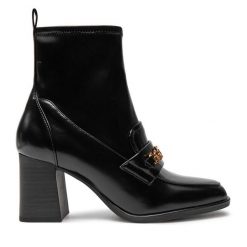 Botki Tamaris. Czarne botki Tamaris, bez wzorów, bez obcasa, na słupku, bez zapięcia. Za 219.99 zł.