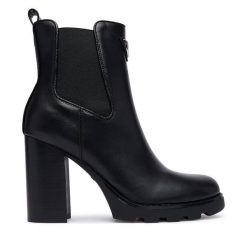 Botki Guess. Czarne botki Guess, z aplikacjami, bez obcasa, na słupku, bez zapięcia. Za 634.99 zł.