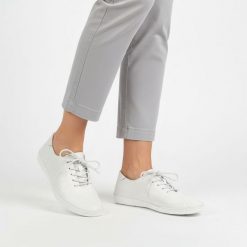 Półbuty damskie S.Barski, lekka konstrukcja perforowana cholewka sznurowanie elastyczna podeszwa miękkie wnętrze, białe, LR61-7079. Białe półbuty wsuwane S.BARSKI, bez wzorów, bez obcasa, na płaskiej podeszwie. Za 179.00 zł.
