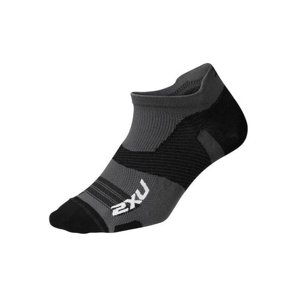 Niewidzialne skarpety 2XU Vectr Ultralight. Czarne skarpetki 2XU, bez wzorów, z lycry. Za 150.50 zł.