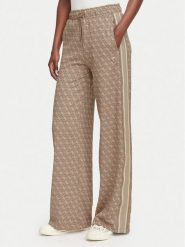 Guess Spodnie dresowe V6YB27 K5181 Brązowy jasny Relaxed Fit. Brązowe spodnie dresowe Guess, z aplikacjami, z dresówki. Za 474.99 zł.