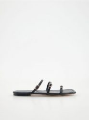 Skórzane klapki - czarny. Czarne klapki Reserved, bez wzorów, ze skóry, klasyczne, bez obcasa, bez zapięcia. W wyprzedaży za 49.99 zł.