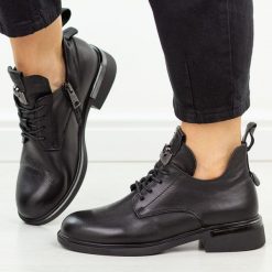 Czarne skórzane botki damskie Vinceza 89151. Czarne botki VINCEZA, bez wzorów, z dzianiny, eleganckie, z okrągłym noskiem, bez obcasa, na obcasie, bez zapięcia. Za 339.00 zł.