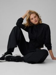 4F Bluza dresowa relaxed bez kaptura damska - czarna M. Czarne bluzy z kapturem 4f, m, bez wzorów, z dresówki, bez kaptura. Za 199.99 zł.