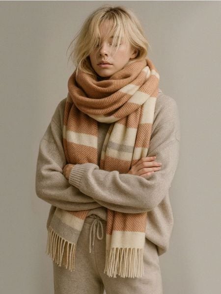 Szalik w stylu boho - wielobarwny. Szaliki i kominy Sinsay, bez wzorów, boho. Za 25.99 zł.