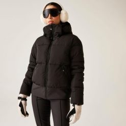 Kurtka narciarska damska z membraną Glitz Dare 2b. Czarne kurtki narciarskie Dare 2b, na zimę, bez wzorów, z polaru, bez kaptura, narciarskie. W wyprzedaży za 899.99 zł.