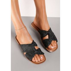 Czarne Klapki Kharolis. Czarne klapki Renee, bez wzorów, boho, bez obcasa, na płaskiej podeszwie, bez zapięcia. W wyprzedaży za 64.99 zł.