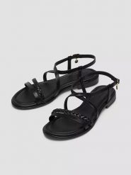 S.Oliver Sandały w kolorze czarnym rozmiar: 39. Czarne sandały S.Oliver, bez wzorów, klasyczne, z otwartym noskiem, bez obcasa, bez zapięcia. Za 140.20 zł.