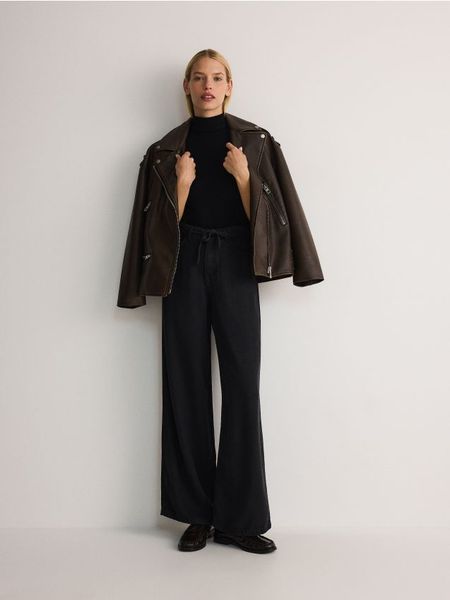 Golf z wiskozą - czarny. Czarne swetry Reserved, l, bez wzorów, z dzianiny, bez ramiączek. W wyprzedaży za 59.99 zł.