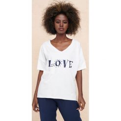 T-Shirt Damski Love BS Ekri. Niebieskie t-shirty blue shadow, l, z aplikacjami, z bawełny, bez kołnierzyka, bez ramiączek. Za 149.90 zł.
