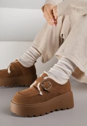 Jasnobrązowe Śniegowce na Grubej Podeszwie z Paskiem z Klamerką i Futerkiem Uwedina. Brązowe śniegowce Born2be, bez wzorów, z futra, bez zapięcia. Za 139.99 zł.