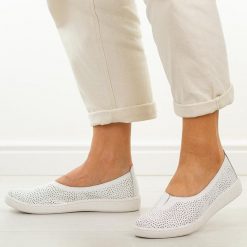 Białe skórzane Polskie półbuty damskie Gregors 1189. Białe półbuty wsuwane GREGORS, na jesień, bez wzorów, z jeansu, casualowe, z okrągłym noskiem, bez obcasa, na płaskiej podeszwie. Za 379.00 zł.