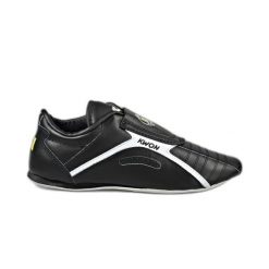 Buty do taekwondo Kwon Kick Light. Czarne buty treningowe KWON, z aplikacjami, ze skóry, bez zapięcia, na fitness i siłownię. Za 230.50 zł.