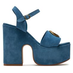 Sandały Guess. Niebieskie sandały Guess, z aplikacjami, bez obcasa, na słupku, bez zapięcia. Za 789.99 zł.
