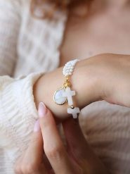 Pierres de Jade Pozłacana bransoletka z kamieniami księżycowymi rozmiar: onesize. Białe bransoletki Pierres de Jade, z kamieniem księżycowym, pozłacane. Za 104.64 zł.