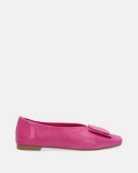 RÓŻOWE BALERINY Z KWADRATOWYM NOSKIEM G4842402 FUXIA. Czerwone baleriny Venezia, bez wzorów, ze skóry, bez obcasa, bez zapięcia. Za 339.00 zł.
