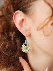 L'Atelier de Gaia Pozłacane kolczyki z turkusami rozmiar: onesize. Żółte kolczyki L'Atelier de Gaia, z turkusem, pozłacane. Za 105.63 zł.