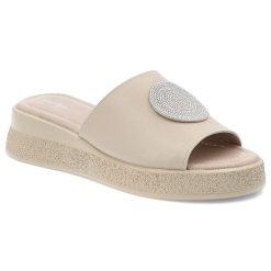 Klapki damskie Filippo, ze skóry naturalnej na platformie z ozdobą wygodne i eleganckie, beżowe, DK6987-25-BE. Brązowe klapki Filippo, z aplikacjami, ze skóry, eleganckie, bez obcasa, na platformie, bez zapięcia. Za 149.00 zł.