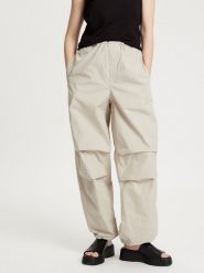 Cross Jeans Spodnie w kolorze beżowym rozmiar: W24. Brązowe spodnie materiałowe Cross Jeans, bez wzorów, z bawełny. Za 66.16 zł.