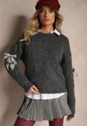Czarny Sweter z Wełną Cyrkoniami Perełkami i Kokardą Firilina. Czarne swetry Renee, z aplikacjami, z jeansu, biznesowe, bez ramiączek. W wyprzedaży za 119.99 zł.