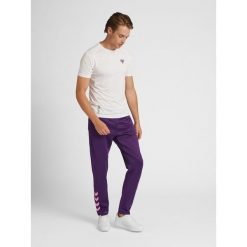 Poliestrowy strój do joggingu Hummel Core XK. Czerwone spodnie dresowe Hummel, bez wzorów. Za 203.50 zł.
