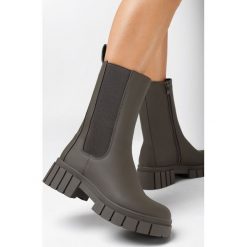 Ciemnozielone Botki Gelasia. Zielone botki Born2be, bez wzorów, z gumy, klasyczne, bez obcasa, na płaskiej podeszwie, bez zapięcia. W wyprzedaży za 160.99 zł.
