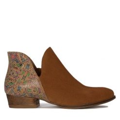 Botki Maciejka. Brązowe botki Maciejka, bez wzorów, bez obcasa, na płaskiej podeszwie, bez zapięcia. Za 399.99 zł.
