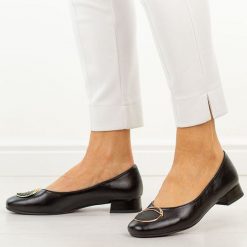 Czarne czółenka damskie M.Daszyński Sa268-8. Czarne czółenka M.Daszyński, na jesień, z aplikacjami, ze skóry, biznesowe, bez obcasa, na obcasie, bez zapięcia. Za 189.00 zł.