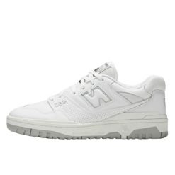 Buty do chodzenia dla dorosłych New Balance 550 White Grey. Szare buty do biegania New Balance, bez wzorów, ze skóry, bez zapięcia, do biegania. Za 816.92 zł.