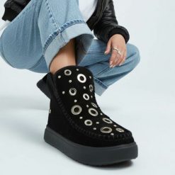 Śniegowce Gioseppo, na grubej platformie skórzane ocieplane futerkiem i z ozdobami, czarne, 76060. Czarne śniegowce Hot Potatoes by Gioseppo, z aplikacjami, z weluru, bez zapięcia. Za 322.99 zł.