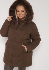 Brązowa Pikowana Kurtka Zimowa z Kapturem i Futrem z Możliwością Odpięcia Fedrika. Brązowe kurtki Born2be, na zimę, plus size, bez wzorów, z dzianiny, z kapturem. Za 269.99 zł.