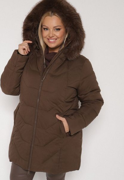Brązowa Pikowana Kurtka Zimowa z Kapturem i Futrem z Możliwością Odpięcia Fedrika. Brązowe kurtki Born2be, na zimę, plus size, bez wzorów, z dzianiny, z kapturem. Za 269.99 zł.